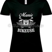 T-shirt Mamie Bikeuse ! .📍Montesquieu, Nouvelle-Aquitaine, France🇨🇵 . #tshirt #tshirtprinting #bike #bikerlife #biker #mom #fetedesmeres #mami #mamie #motarde #bikeuse #motorcycle #madeinfrance #stickmarquage #stickmarquageaquitaine #montesquieuaquitaine #french #love #artisan #nouvelleaquitaine